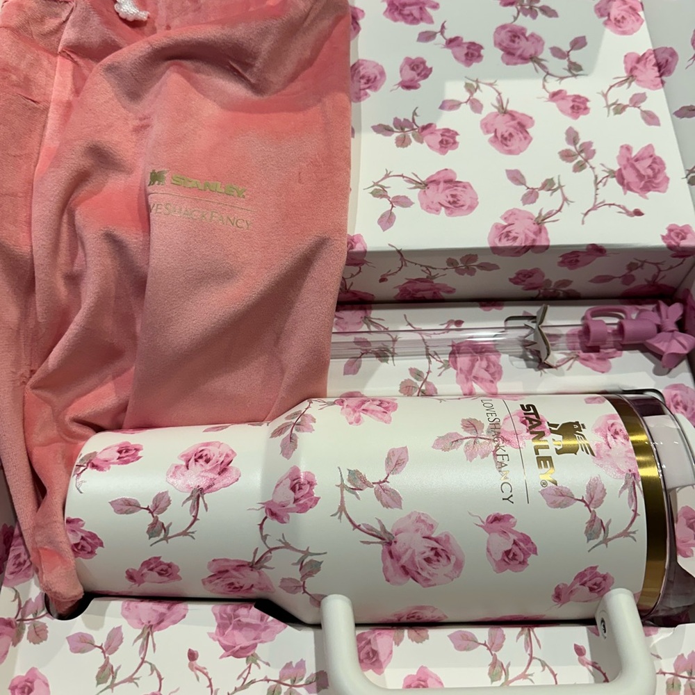 Stanley x Loveshackfancy 40oz Quencher in Ribbon Rosa Pink